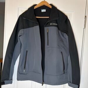 Columbia Men’s Ascender softshell jacket. Size M. Black and charcoal. Sporty.